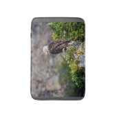 岩の上に座っているハゲのワシ バスマット (正面縦)