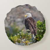 岩の上に座っているハゲのワシ ラウンドクッション (裏面)