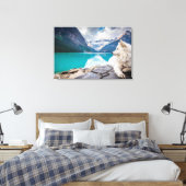 岩の上に座っている白い犬 キャンバスプリント (インサイチュ (寝室))