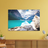 岩の上に座っている白い犬 キャンバスプリント (インサイチュ (リビング))