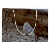 岩の上に座っている雪のフクロウ ラージペーパーバッグ (裏面)