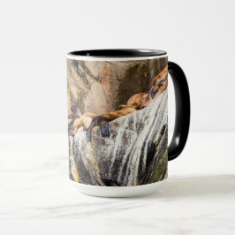 岩の上に横たわるアシカ マグカップ