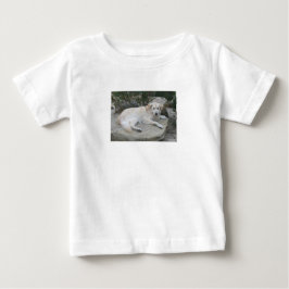 岩の上に横たわる犬 ベビーTシャツ