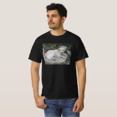 岩の上に横たわる犬 Tシャツ (正面フル)