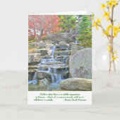 「岩の上に水が流れ落ちる」(自然撮影) カード (黄色い花)