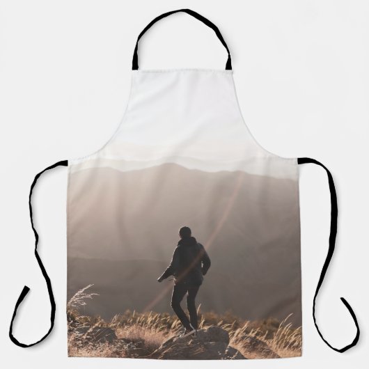 岩の上に立っている人 エプロン (正面)