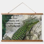 岩の上に緑のイグアナ 吊り下げ型タペストリー (正面)