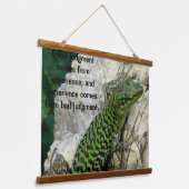 岩の上に緑のイグアナ 吊り下げ型タペストリー (傾斜あり)