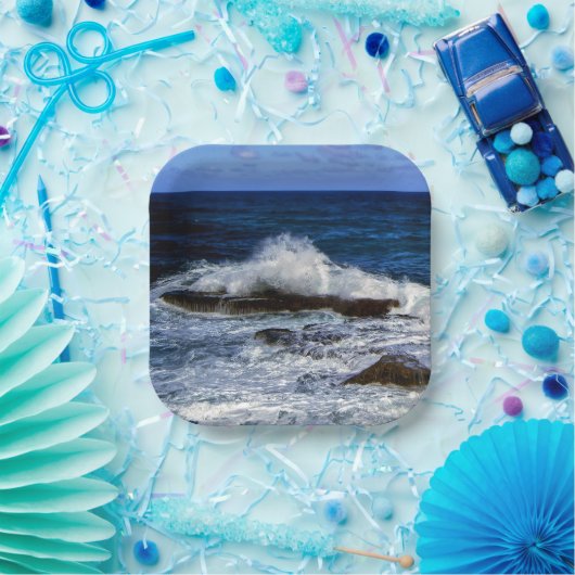 岩の上に衝突する波の形成紙プレート ペーパープレート (パーティー)