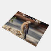 岩の上に赤い猫背のタカ ドアマット (アングル)