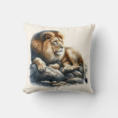 岩の上に静止しているリーガルアフリカライオン – 水彩 クッション (正面)