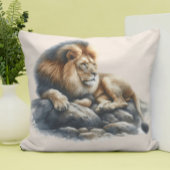 岩の上に静止しているリーガルアフリカライオン – 水彩 クッション