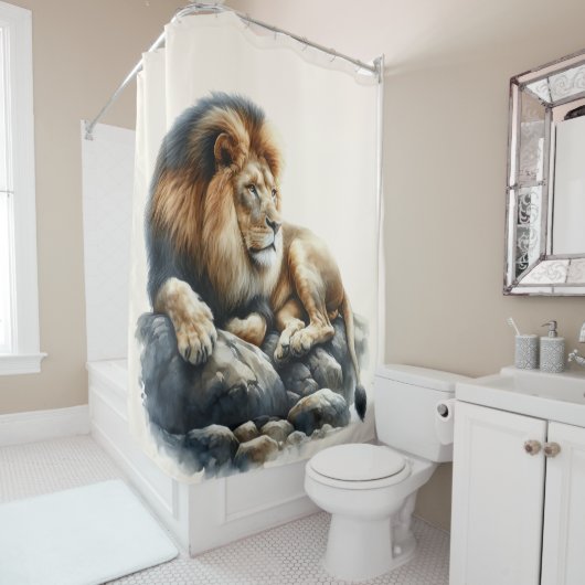 岩の上に静止しているリーガルアフリカライオン – 水彩 シャワーカーテン (インサイチュ)