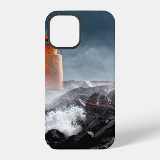 岩の上のオレンジ色の灯台 iPhoneケース (裏面)