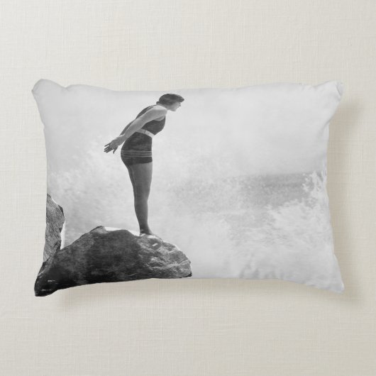 岩の上の泳ぐ人で打ち砕かれたサーフヴィンテージの女性 アクセントクッション (正面)