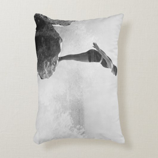 岩の上の泳ぐ人で打ち砕かれたサーフヴィンテージの女性 アクセントクッション (正面(垂直))