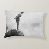 岩の上の泳ぐ人で打ち砕かれたサーフヴィンテージの女性 アクセントクッション (裏面)