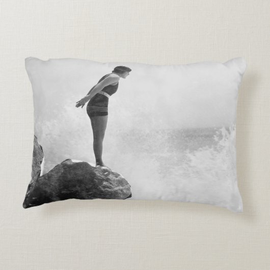 岩の上の泳ぐ人で打ち砕かれたサーフヴィンテージの女性 アクセントクッション (裏面)