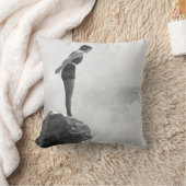 岩の上の泳ぐ人で打ち砕かれたサーフヴィンテージの女性 クッション (ブランケット)