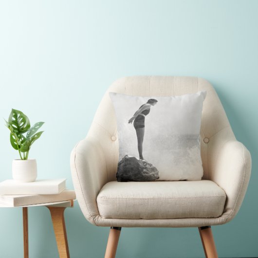 岩の上の泳ぐ人で打ち砕かれたサーフヴィンテージの女性 クッション (椅子)