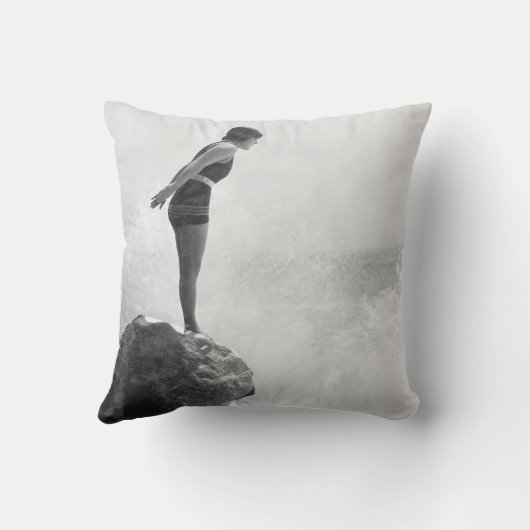 岩の上の泳ぐ人で打ち砕かれたサーフヴィンテージの女性 クッション (裏面)