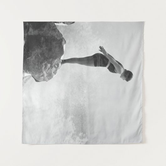 岩の上の泳ぐ人で打ち砕かれたサーフヴィンテージの女性 タペストリー (正面(横))