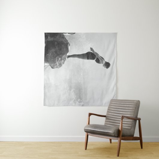 岩の上の泳ぐ人で打ち砕かれたサーフヴィンテージの女性 タペストリー (インサイチュ(横))