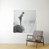 岩の上の泳ぐ人で打ち砕かれたサーフヴィンテージの女性 タペストリー (インサイチュ)