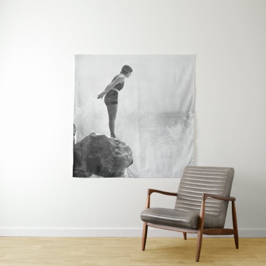 岩の上の泳ぐ人で打ち砕かれたサーフヴィンテージの女性 タペストリー (インサイチュ)