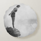 岩の上の泳ぐ人で打ち砕かれたサーフヴィンテージの女性 ラウンドクッション (裏面)