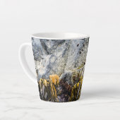 岩の上の若い毛皮のシール カフェラテマグ (左アングル)