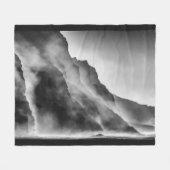 岩の上の霧 フリースブランケット (正面(横))