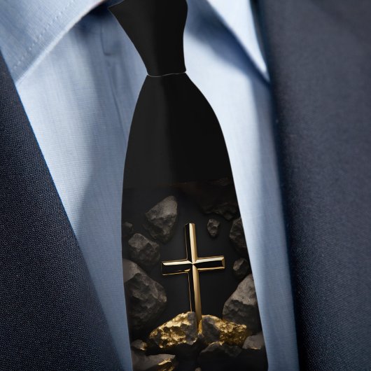 岩の上を横切る ネクタイ