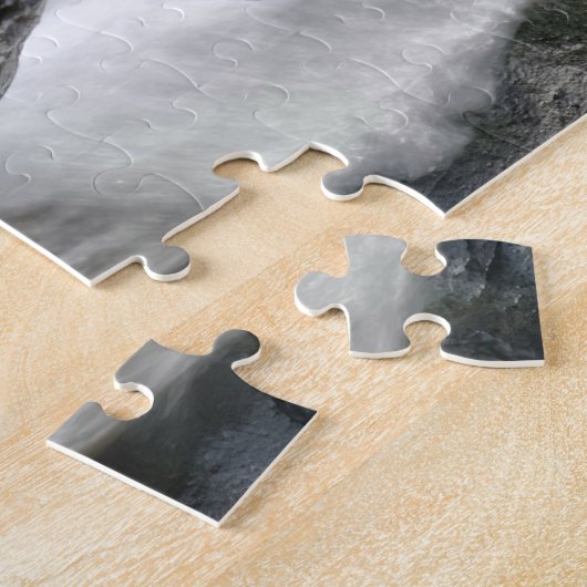 岩の上を流れる美しい荒れ狂う川 ジグソーパズル (側面)