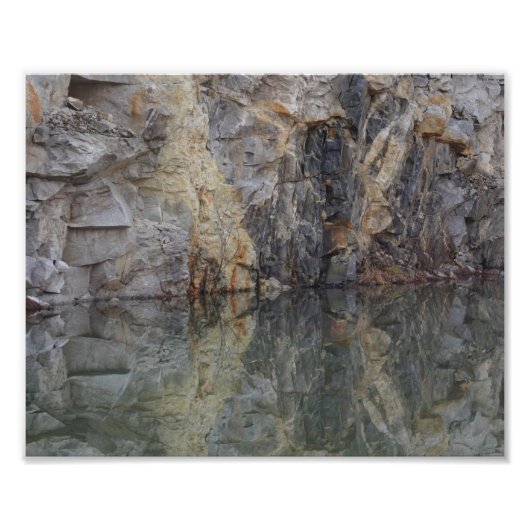 岩の崖の壁池での反射2自然8x10 フォトプリント (正面)