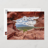 岩の穴をのぞき込む ポストカード (正面/裏面)