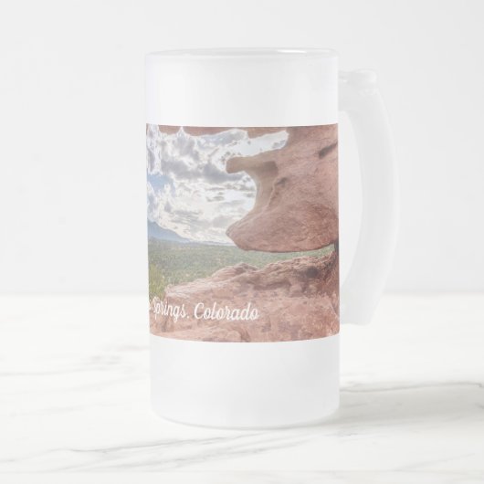 岩の穴を抜けて口を開けるビールマグ フロストグラスビールジョッキ (正面右)