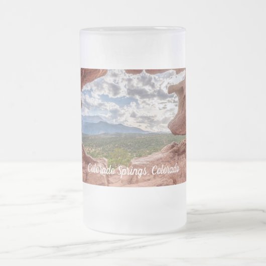 岩の穴を抜けて口を開けるビールマグ フロストグラスビールジョッキ (中央)