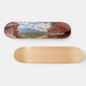 岩の穴を通ってピークを出す スケートボード (横)