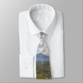 岩の穴を通ってピークを出す ネクタイ (タイ)