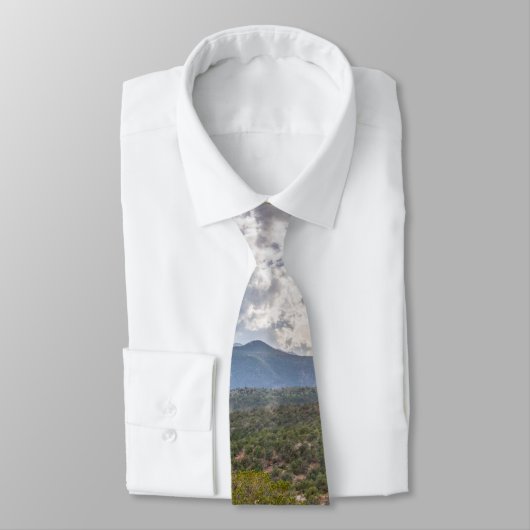 岩の穴を通ってピークを出す ネクタイ (タイ)