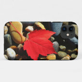 岩の背景のカエデの葉 Case-Mate iPhoneケース (裏面(横))