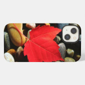 岩の背景のカエデの葉 iPhoneケース (裏面横)