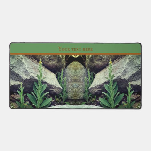 岩の間の野生のムレインのパーソナライズされた花 デスクマット (正面)