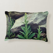 岩の間の野生のムレインの花 アクセントクッション (裏面)