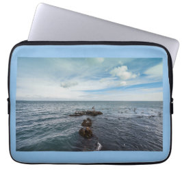 岩の飛んでいる上をカモメする ラップトップスリーブ