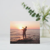 岩をスキップして夕日に ポストカード (スタンド正面)