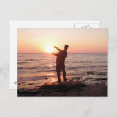 岩をスキップして夕日に ポストカード (正面/裏面)