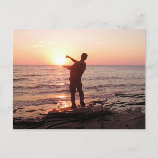 岩をスキップして夕日に ポストカード (正面)