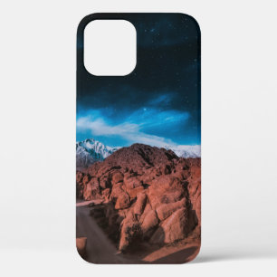 岩形近くの黒い車 iPhone 12ケース